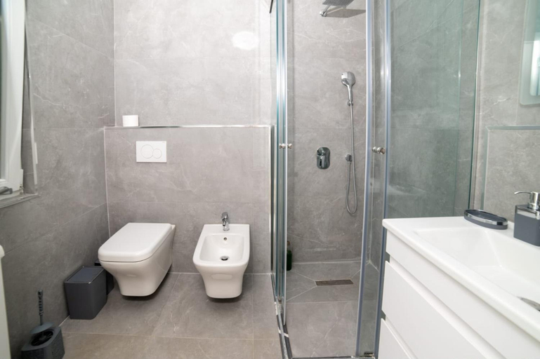 Bathroom 5, Villa Bari