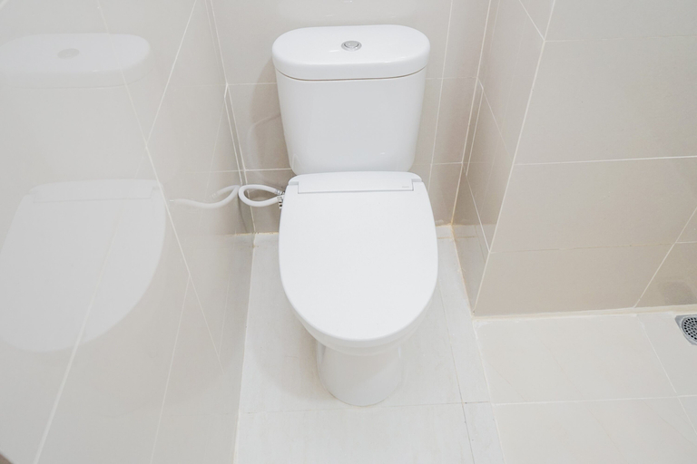 Bathroom 5, コンフィー スタジオ アパートメント アット B レジデンス, South Tangerang