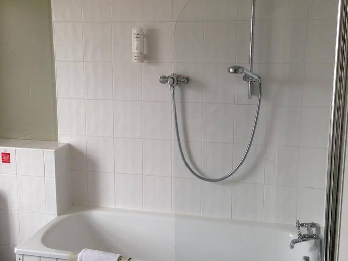 Bathroom, The Broadway Hotel, Hertfordshire
