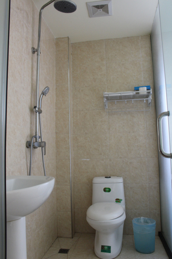 Bathroom, Super 8 Hotel (Beijing Tiananmen Square Qianmen Xiheyan), Beijing