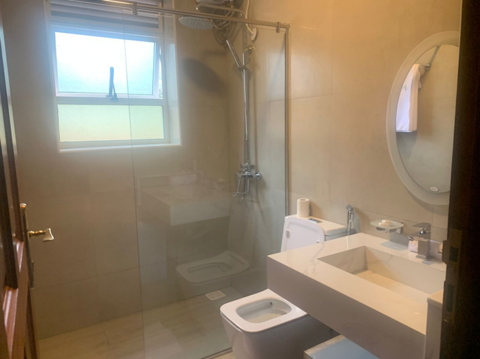 Bathroom 3, AK Gardens Hotel, Ibanda