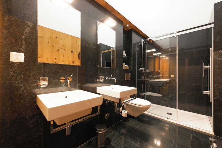 Bathroom 4, Krone Säumerei am Inn, Maloja
