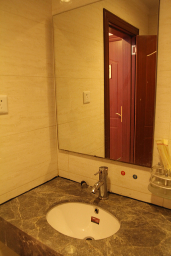 Bathroom 3, Yangxi Haizhiyuan Hotel, Yangjiang