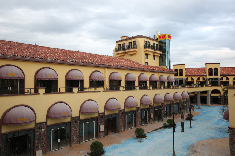 Exterior & Views