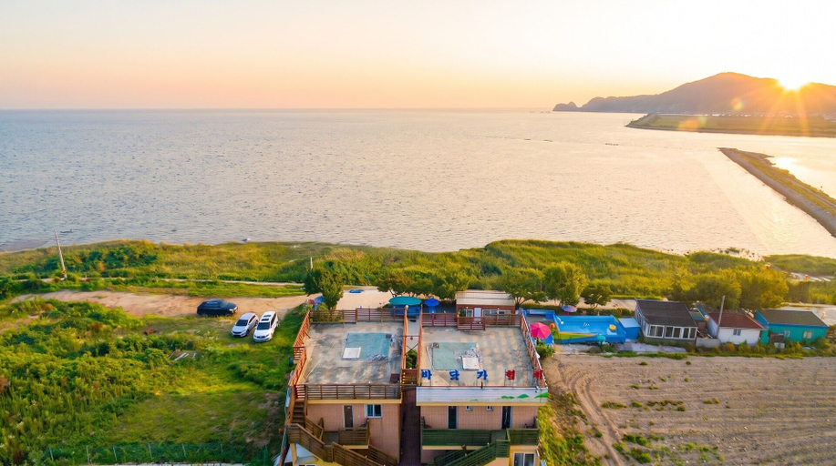 Exterior & Views 2, Ganghwa Badatgashimteo Pension, Ganghwa