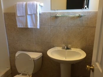 Bathroom 3, シャングリ ラ モーテル, Marion