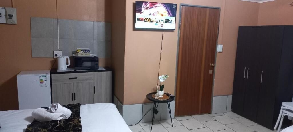 Room 2, Room-acama Guest House 455 Long rd, Welk, Lejweleputswa