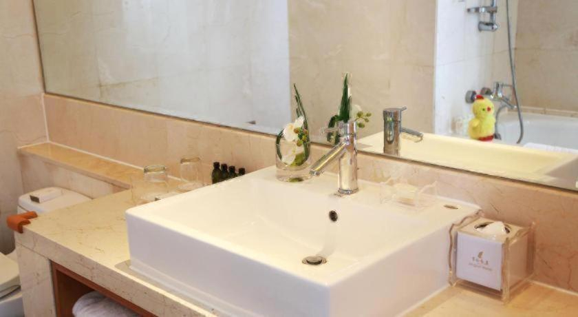 Bathroom 5, Jinglun Hotel Beijing, Beijing