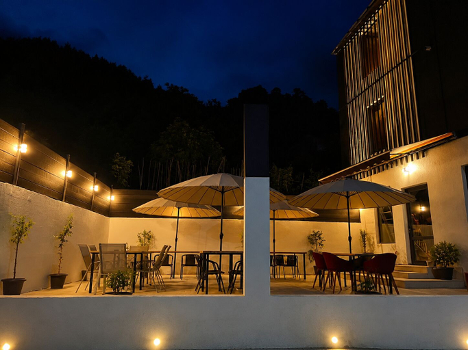 Outdoor dining 3, The Green O, Oni