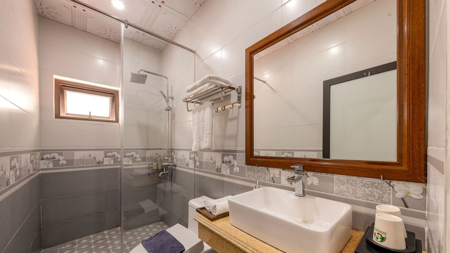 Bathroom 3, Tam Coc Center Luxury Hotel & Villa, Hoa Lư