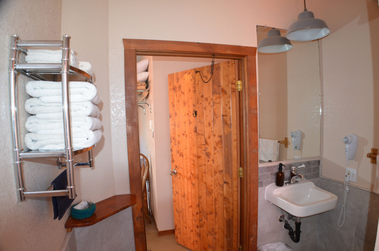 Bathroom, Wild Goose Lodge, Klamath