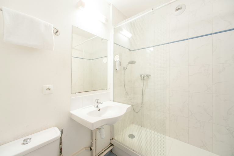 Bathroom 5, B&B Hotel Saclay, Essonne