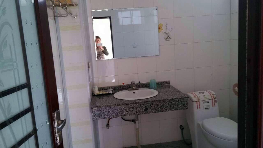 Bathroom, Lushan Huadian Biyuan Theme Hotel, Dali Bai