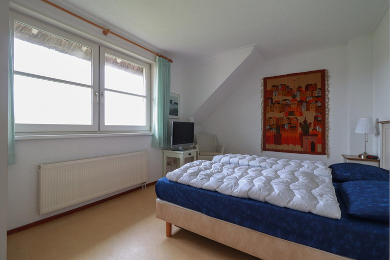Room 5, Ijsselmeer Villa With Sauna & Whirlpool, Wûnseradiel