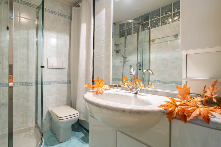 Bathroom, Uffizi Place by Mmega, Florence
