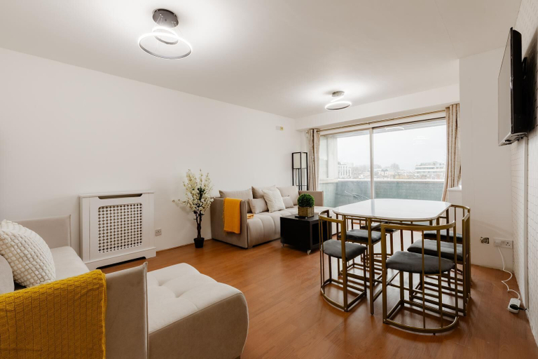Living room 5, Luxurious London Apartment With City Views, London