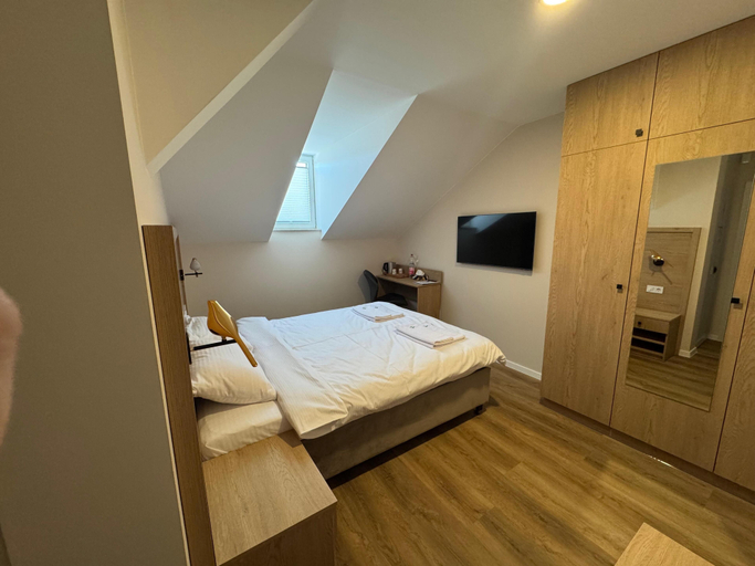 Bedroom 4, Promenaden Hotel, Gera