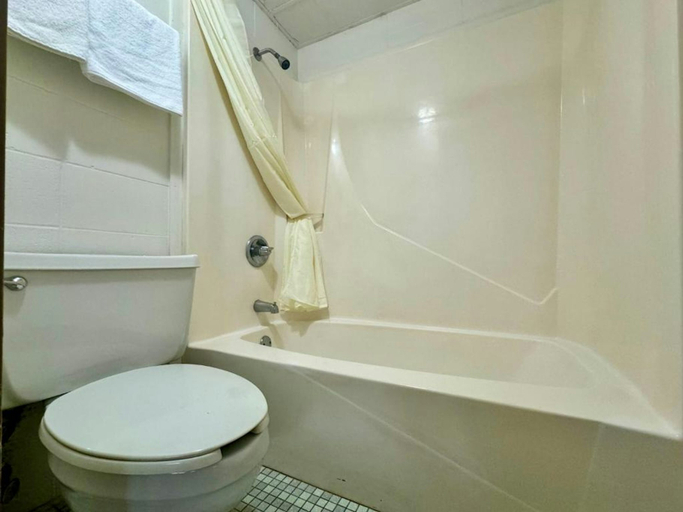 Bathroom 5, Surface Boutique Hotel, Ward