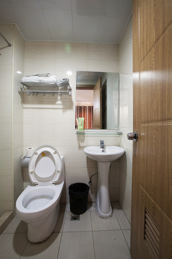 Bathroom 3, Shanghai Fragrance Hotel, Shanghai