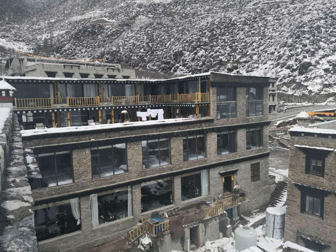 Exterior & Views