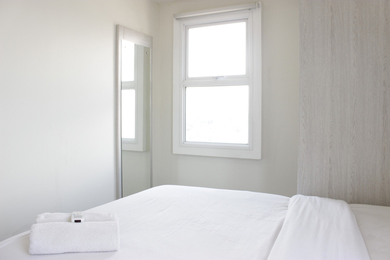 Bedroom 5, 스파슈스 3BR 아파트먼트 파라향간 레지던스 니 운파, Bandung