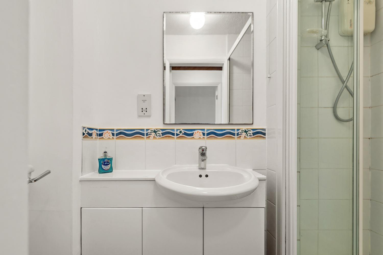 Bathroom, Lifes a Beach - Direct Beach Access Sea Views, Pembrokeshire