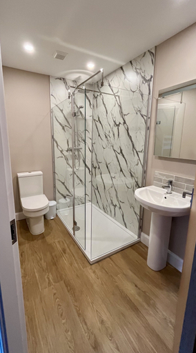 Bathroom 3, Great Glen Hostel, Highland