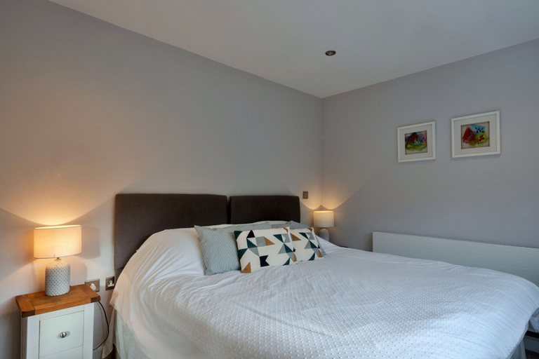 Room 5, Scenic Lake View House for 8, Cornwall