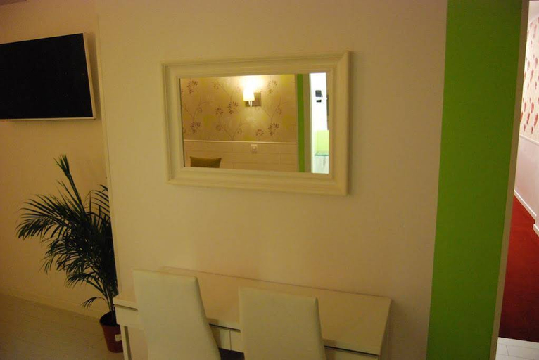 Others 5, Hostal Atelier, Madrid
