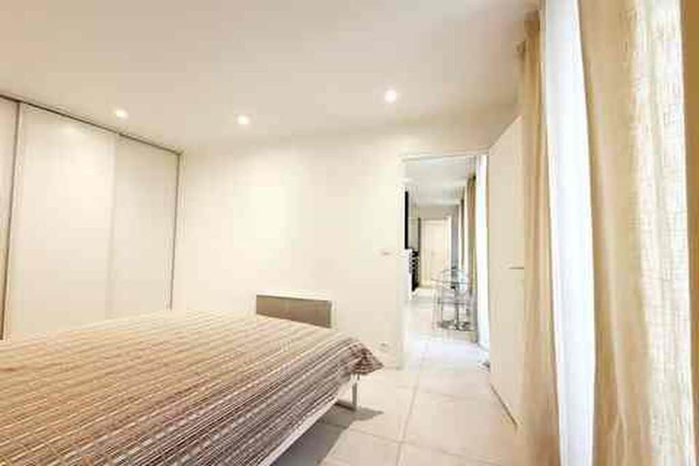 Room, celine 11, Paris