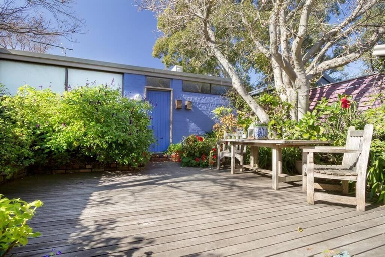 Outdoor dining, 205 Young St Sue, Sydney