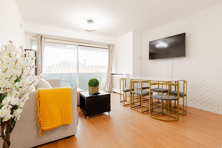 Living room 2, Luxurious London Apartment With City Views, London
