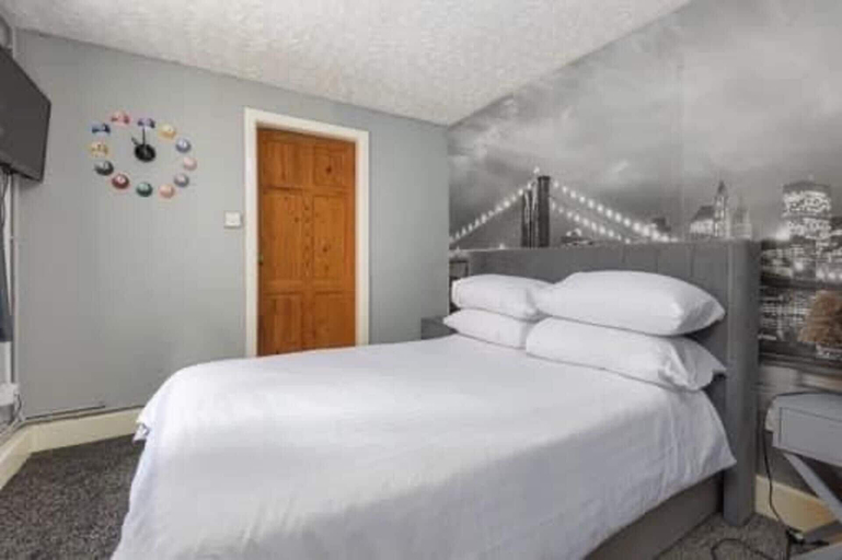 Room 4, Blackpool 5-bed, Sleeps 10, Pet Friendly & Parking, Blackpool