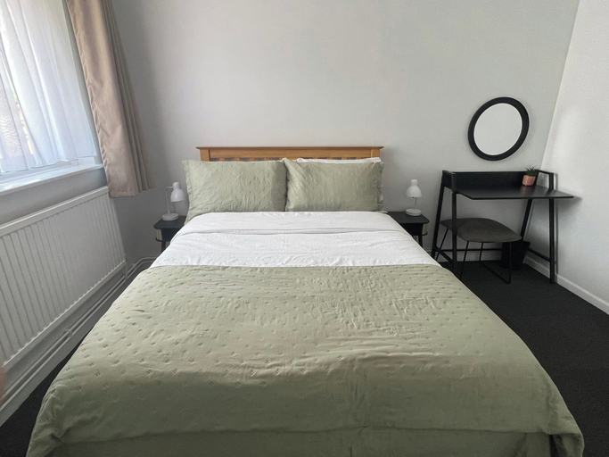 Room 4, One Bedroom Apartment Sleeps 2 With Free Parking, London