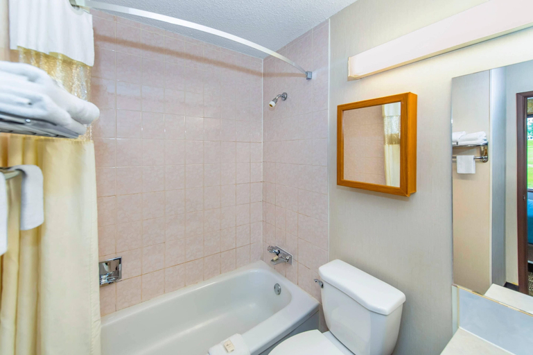 Bathroom 4, Crestwood Hotel, Division No. 14