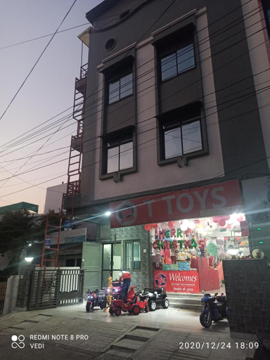 Exterior & Views