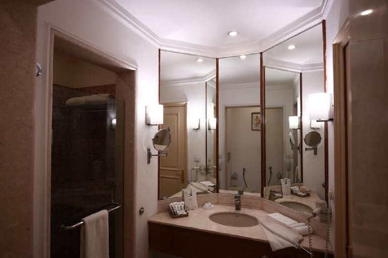 Bathroom 5, DLF Club 4, Gurgaon