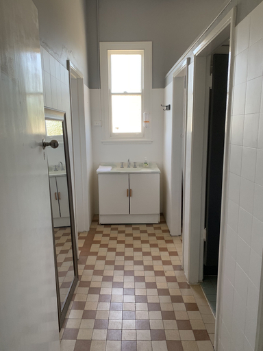 Bathroom 5, Abermain Hotel, Cessnock