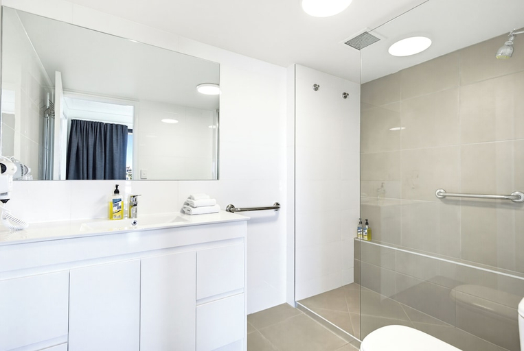 Bathroom 3, Belaire Place Motel Apartments, Caloundra - Caloundra S.