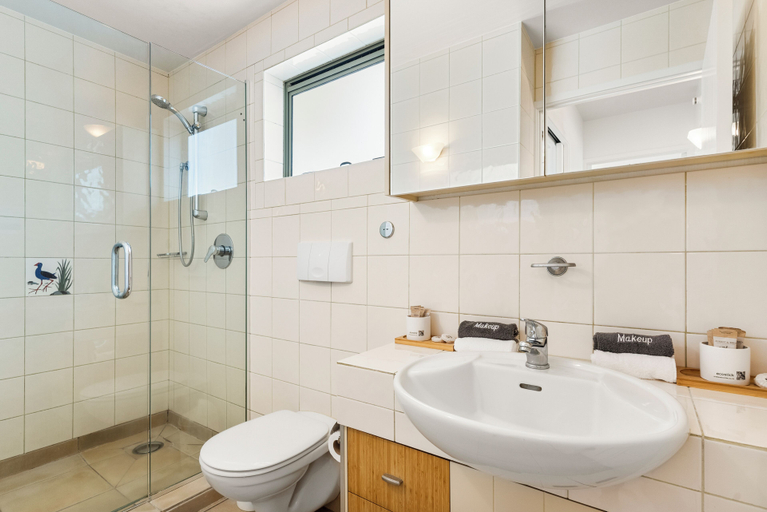 Bathroom 3, 와이헤케의 비치프런트, Auckland