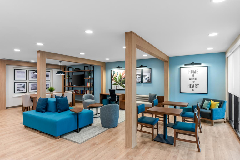 Shared lounge/TV area, Everhome Suites Denver Airport, Denver