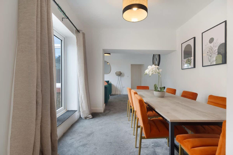 4, BR in Hill Top House with Free Parking and WiFi, Durham