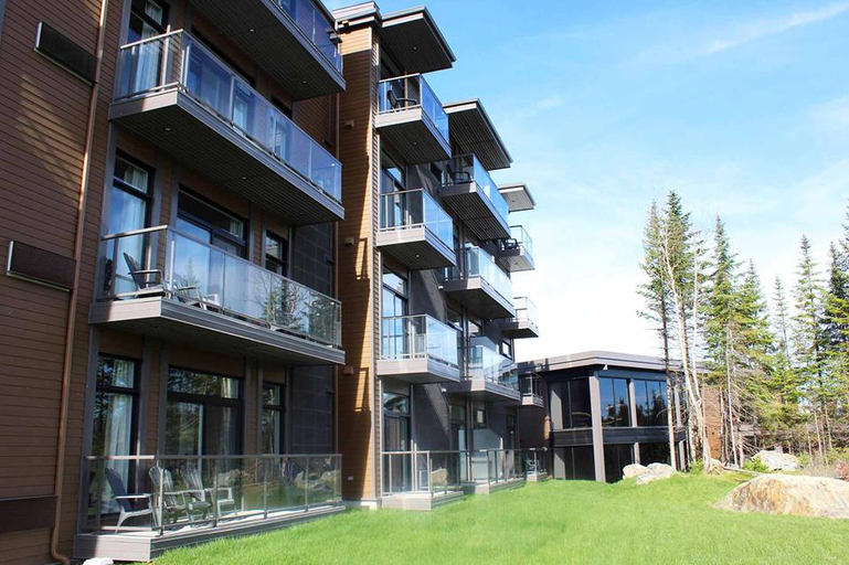 Exterior & Views