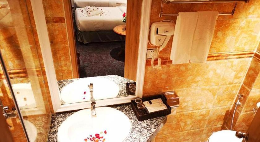 Bathroom 4, Positano Boutique Hotel & Sky Bar, Phnom Penh