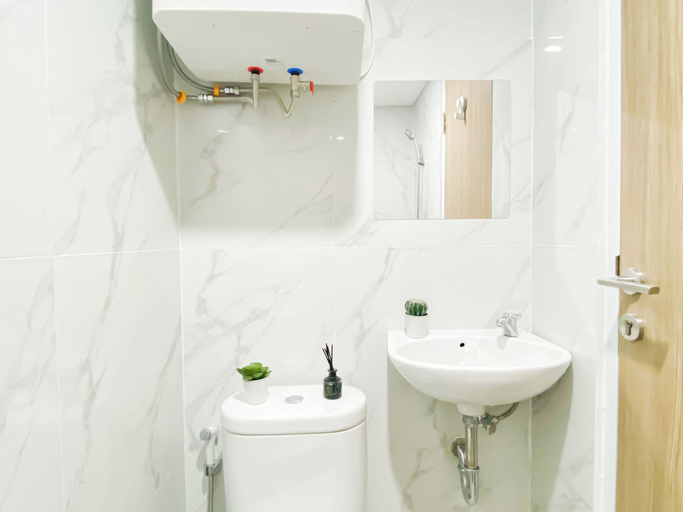 Bathroom 2, Urban Cozy Loft Studio At Apartment Apple 3 Condovilla, Jakarta Selatan