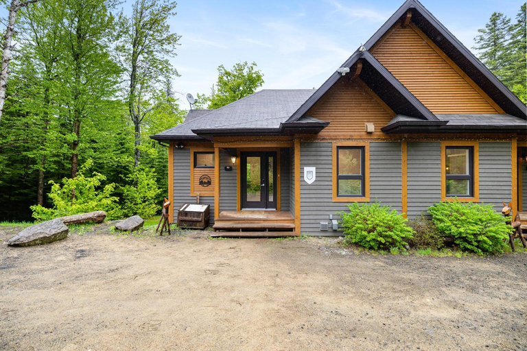 Exterior & Views
