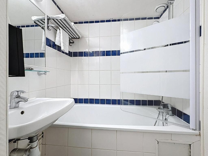 Bathroom 5, R.L Reims, Marne