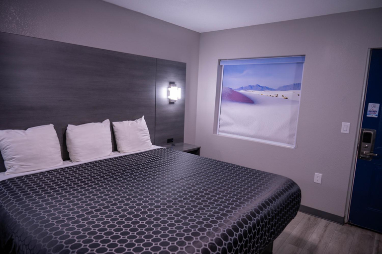 Bedroom 3, Budget Inn, Otero