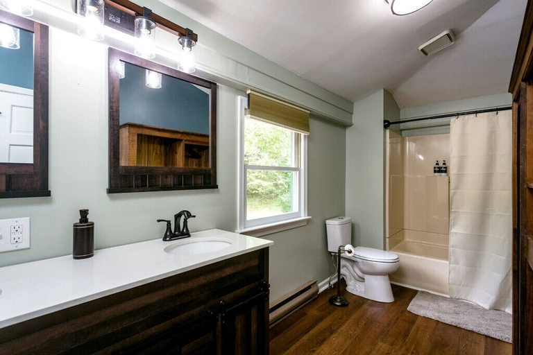 Bathroom 3, The Buckhorn - Lodging & Event Venue, Augusta