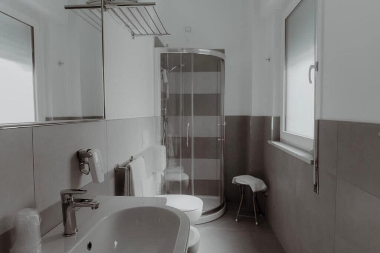 Bathroom 4, Hotel Caravel, Chieti